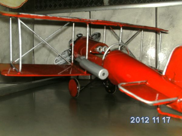 miniatura de avião biplano